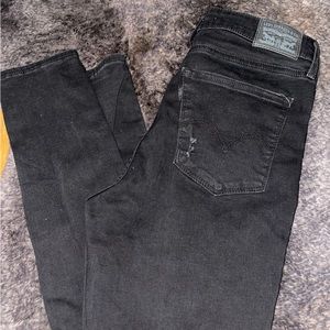 Women’s black skinny Levi’s 30w 28L with ripped knee